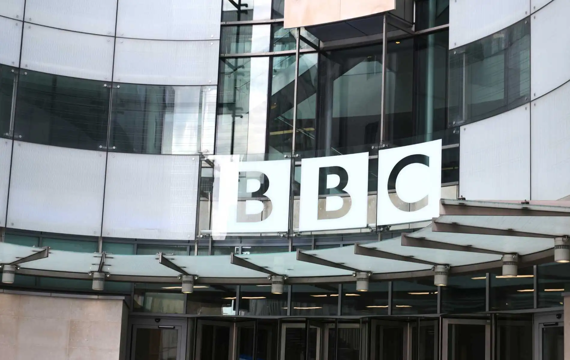 La BBC 'pide disculpas' a un expresentador por 'abuso homofóbico'