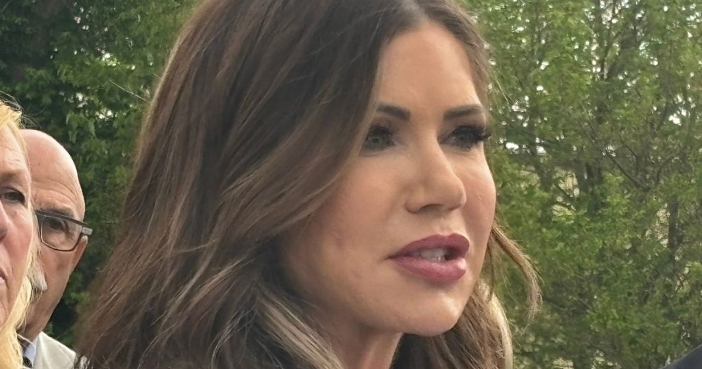 La cruel Kristi Noem dice que no es su problema si un peluquero gay al que envió a un campo de prisioneros está muerto