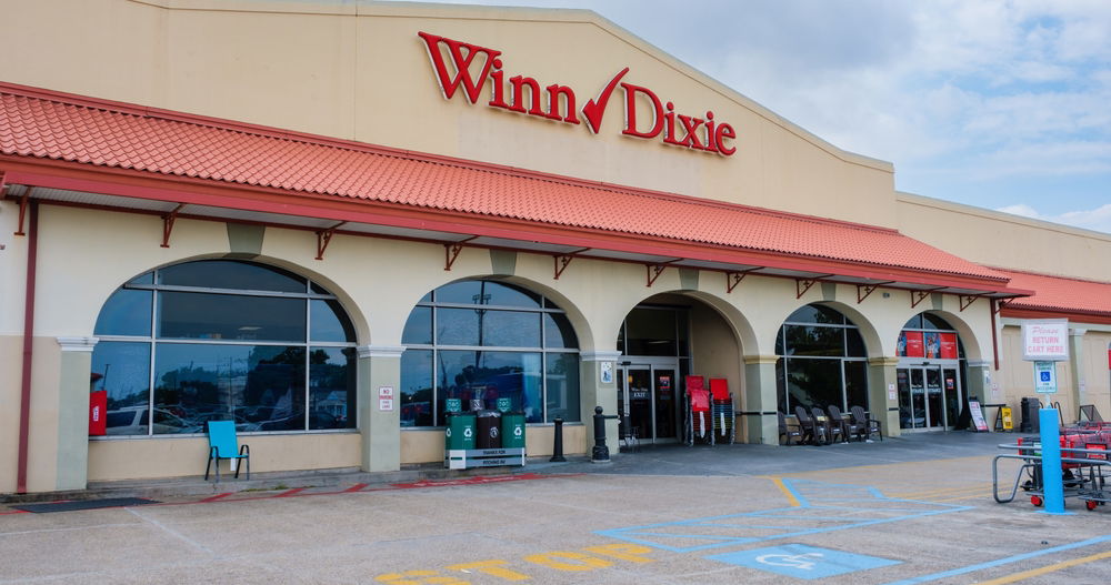 La policía arresta a un trío por un trío bisexual borracho en el estacionamiento de un supermercado