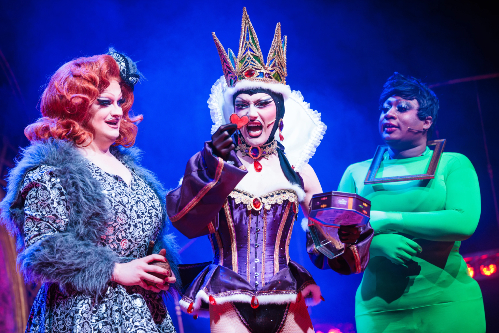 Las reinas de Drag Race UK protagonizan el caótico drag panto Blancanieves en el Emerald Theatre – reseña