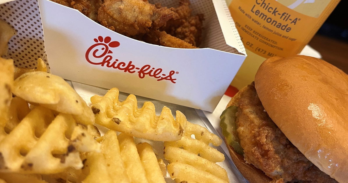 Los cristianos conservadores se enfurecen contra Chick-fil-A por celebrar el matrimonio de una pareja gay