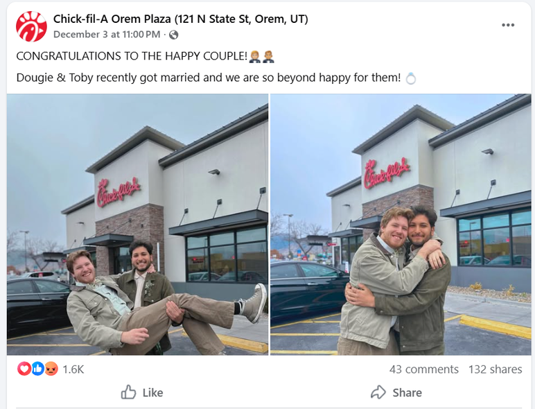 Dougie y Toby frente a Chick Fil A