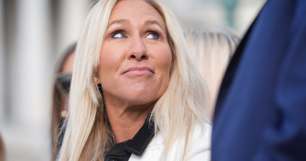 MTG arremete contra el entrevistador que dijo que ella perpetuó la cultura política tóxica: ¡Tú también!