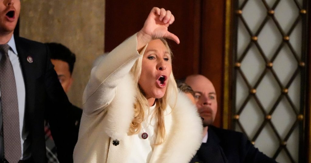 Marjorie Taylor Greene ocupa el último lugar en la encuesta. Incluso hace que los republicanos voten por el demócrata.