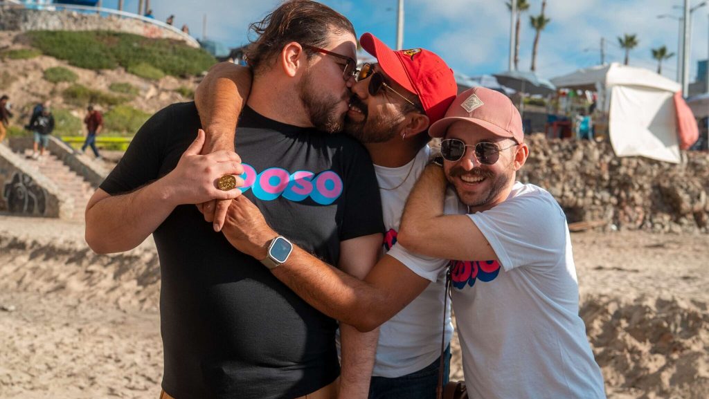 Migrantes queer lideran poderosa manifestación de besos contra el VIH en la frontera