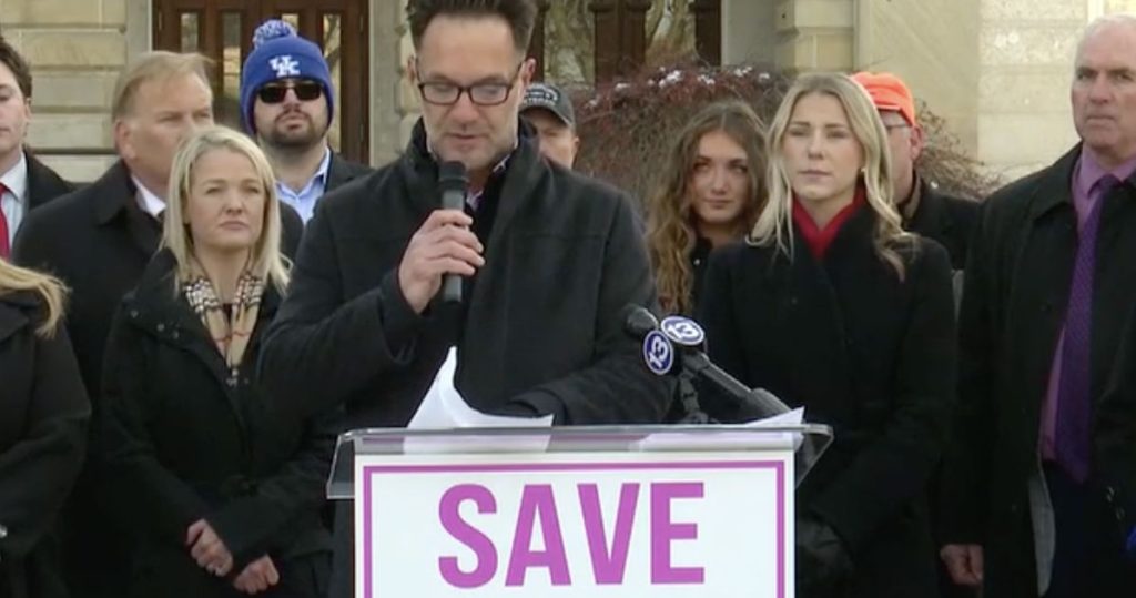 Padre enojado dice que la escuela violó la “integridad corporal” de su hija cis al no exponer a su hija trans