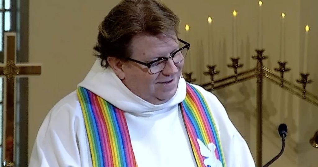 Pastor sale a la congregación en un sermón fascinante: "Estoy renunciando a fingir ser un hombre"