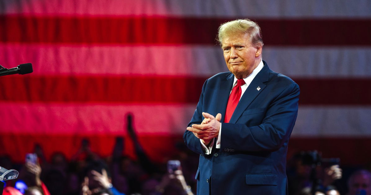 “Patético gigantesco”: Trump ensartado por placas en la Casa Blanca elogiándose a sí mismo y burlándose de los demócratas