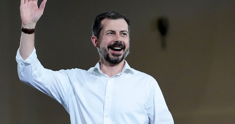 Pete Buttigieg critica a su sustituto por querer instalar “gimnasios en la jungla” en los aeropuertos