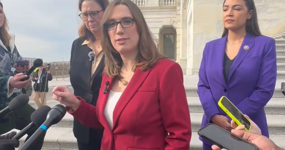 Sarah McBride critica a los republicanos anti-trans en un apasionado discurso