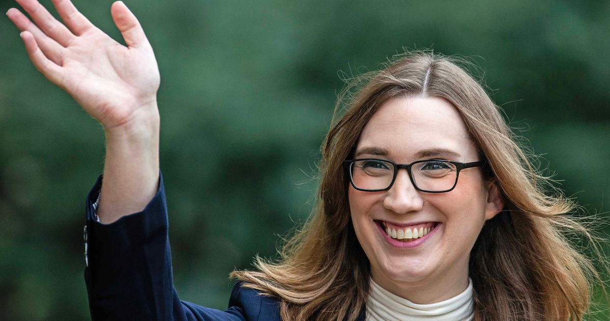 Sarah McBride se burla de la obsesión del país con su género en un video irónico