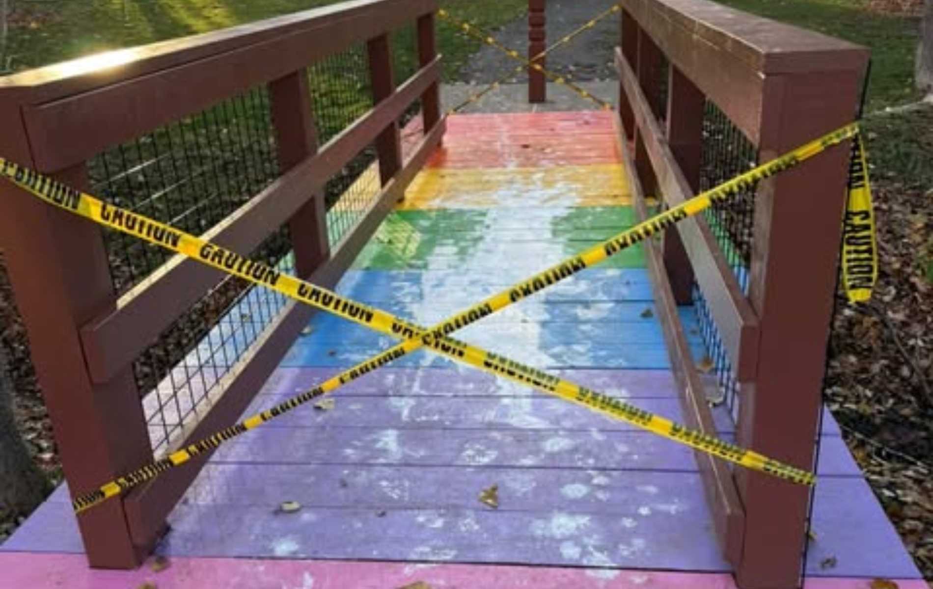 Vandalizan un puente arcoíris para conmemorar a las mascotas muertas de los niños, y todos dicen lo mismo