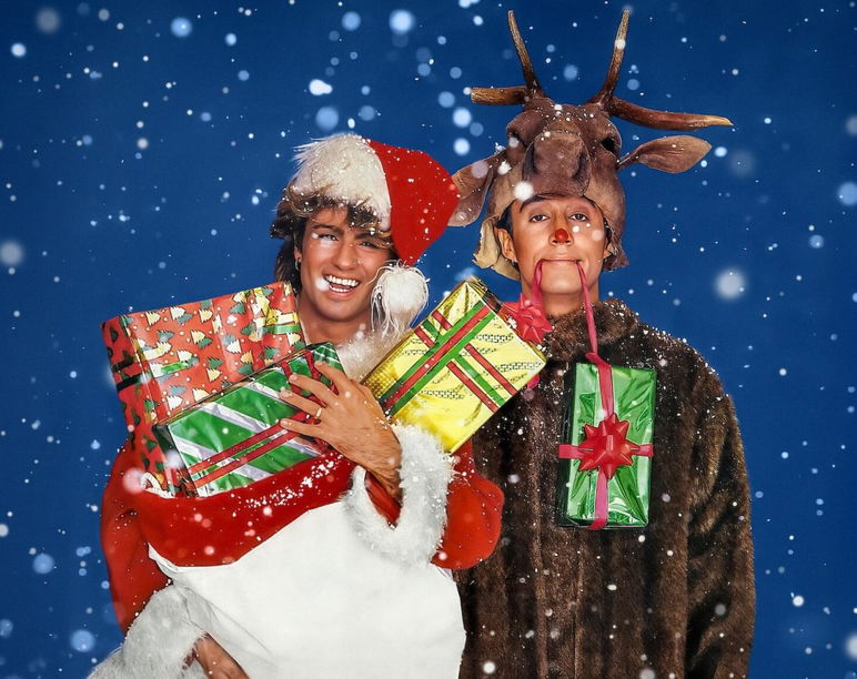 Andrew Ridgeley, vestido con un tocado de reno y un disfraz con un punto rojo en la nariz, cierra los ojos y frunce los labios mientras George Michael, vestido con un gorro y un abrigo de Papá Noel de pelo blanco y sosteniendo regalos de Navidad envueltos con colores brillantes, mira hacia él. La nieve cae sobre los dos hombres que son morenos de piel blanca.