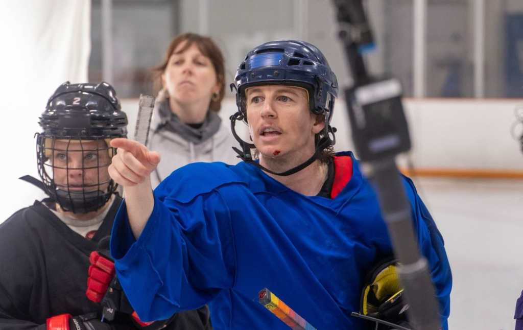 Harrison Browne en la pista de hockey dirigiendo