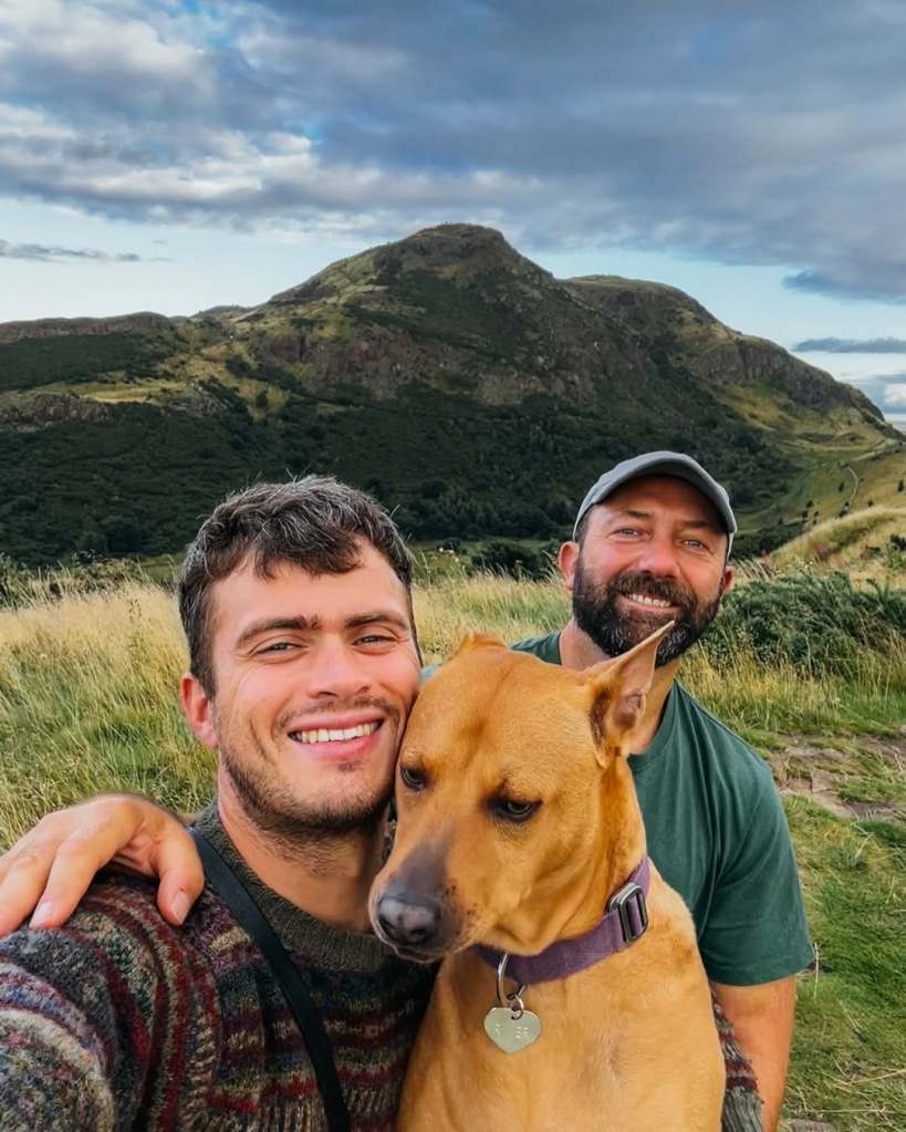 Matthew y su compañero, Jason, posando junto a su perro en un paseo