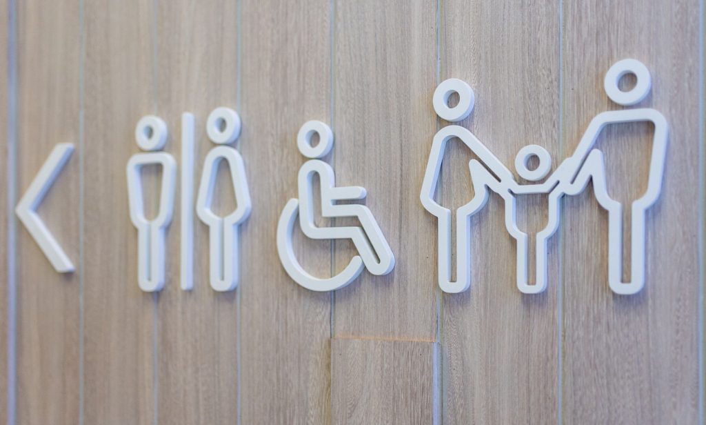 Sólo cuatro personas se quejaron de personas trans en los baños desde 2022