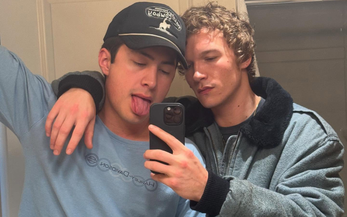 Rivalidad acalorada: Connor Storrie y Hudson Williams harán su debut televisivo nocturno