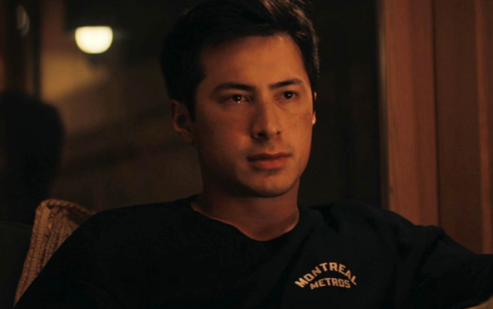 Hudson Williams de Heating Rivalry dice que los atletas profesionales encerrados se han acercado a él