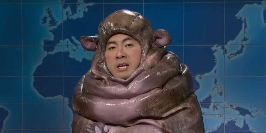 Bowen Yang en SNL como Moo Deng