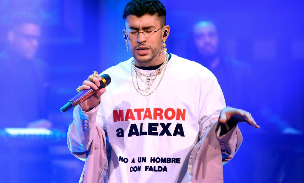 Bad Bunny luciendo una remera dedicatoria a Alexa Negron Luciano. 