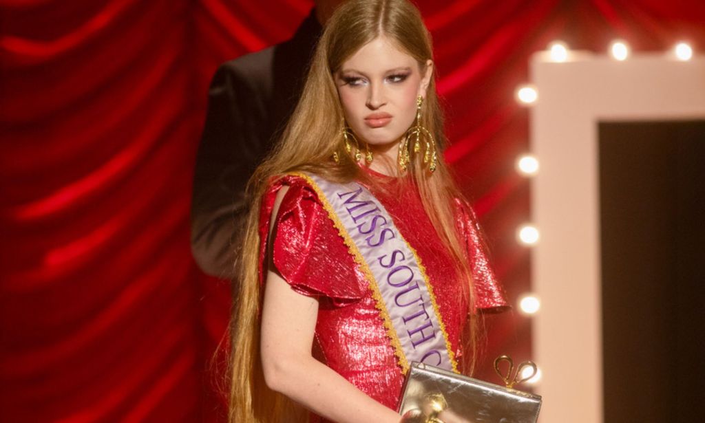 Vivian Jenna Wilson con un vestido rojo y fajín para Miss Estados Unidos 1991 de Alexis Bittar.