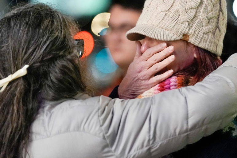 Tegan Malone consuela a Amy Goodman en una vigilia en el parque Scissortail en Oklahoma City el jueves 8 de enero de 2026 por Renee Good, la madre asesinada a tiros por agentes de ICE en Minnesota el 7 de enero de 2026.