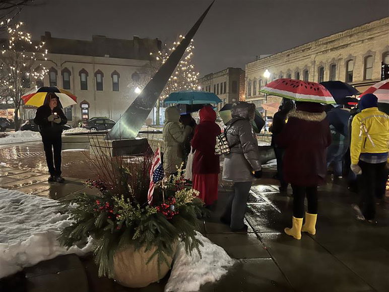 Decenas de personas permanecieron bajo la lluvia el jueves por la noche para participar en una vigilia en la Plaza de la Ópera. Se llevó a cabo una vigilia con velas para recordar que Renee Good, de 37 años y madre de tres hijos, fue asesinada a tiros en su vehículo durante una aparente operación de ICE el 7 de enero de 2026.