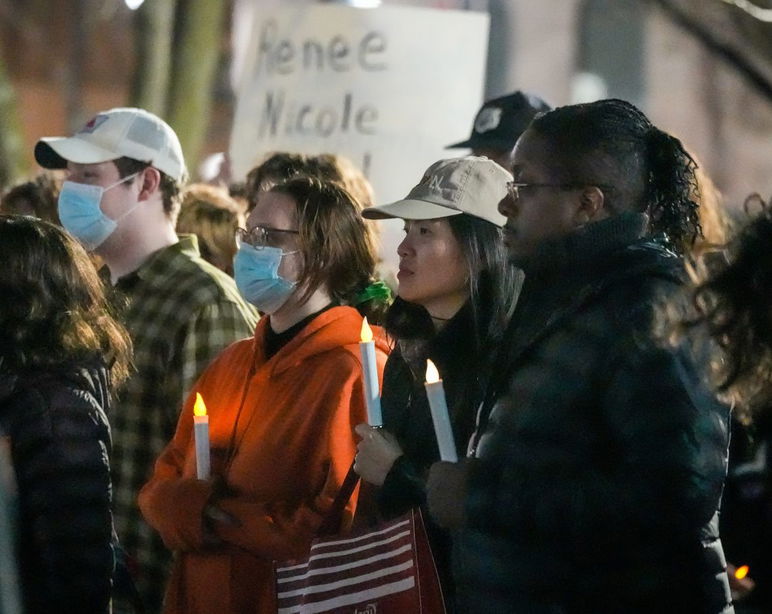Alrededor de mil personas se presentaron en el centro de Louisville para protestar por el asesinato de Renee Nicole Good a manos de agentes de ICE en Minneapolis. Los manifestantes marcharon desde Jefferson Square Park hasta el tribunal federal Gene Snyder y luego hasta la oficina del Servicio de Inmigración y Control de Aduanas. jueves, 8 de enero de 2026