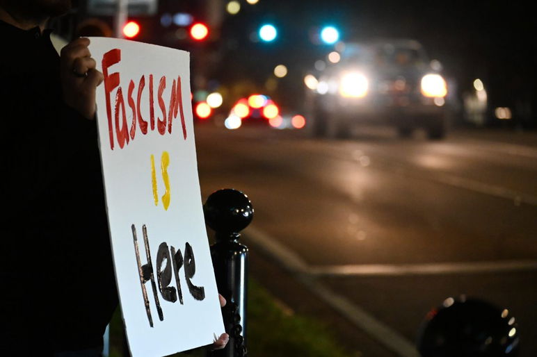 La comunidad de Tallahassee se reunió ayer en el Capitolio Histórico de Florida para una protesta y vigilia de emergencia en honor a Renee Nicole Good. Good fue asesinado a tiros por agentes de ICE en Minneapolis el miércoles.