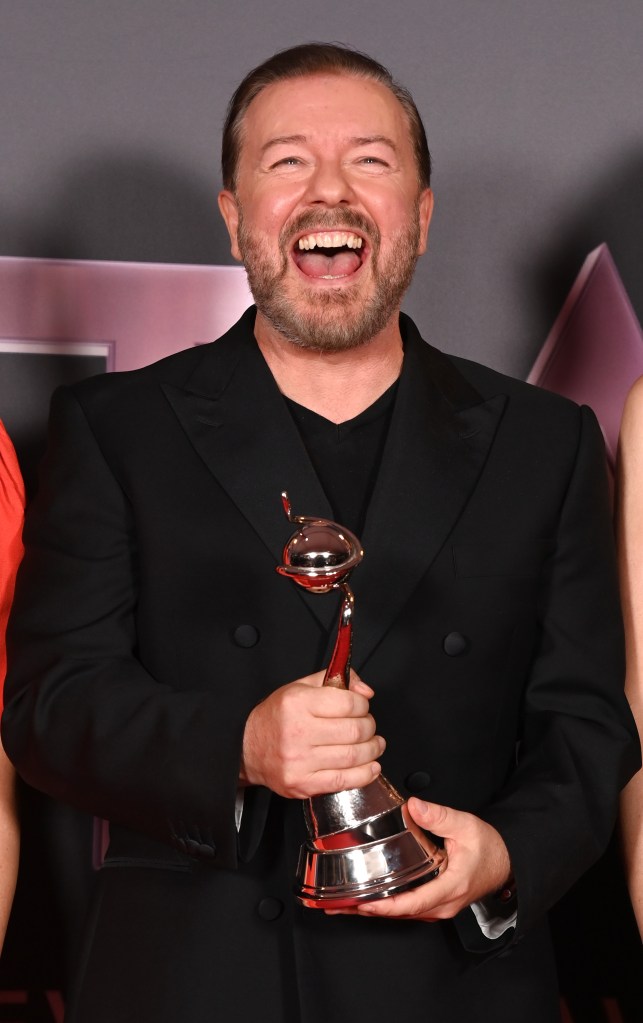 Ricky Gervais sonriendo con un globo de oro