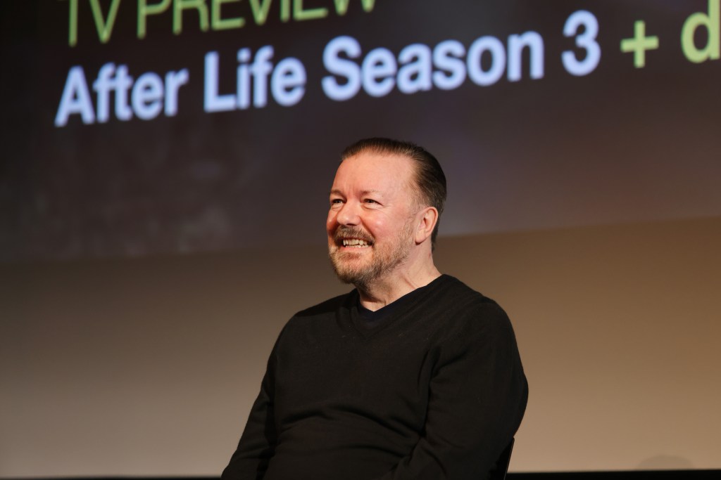 Ricky Gervais en el escenario sonriendo
