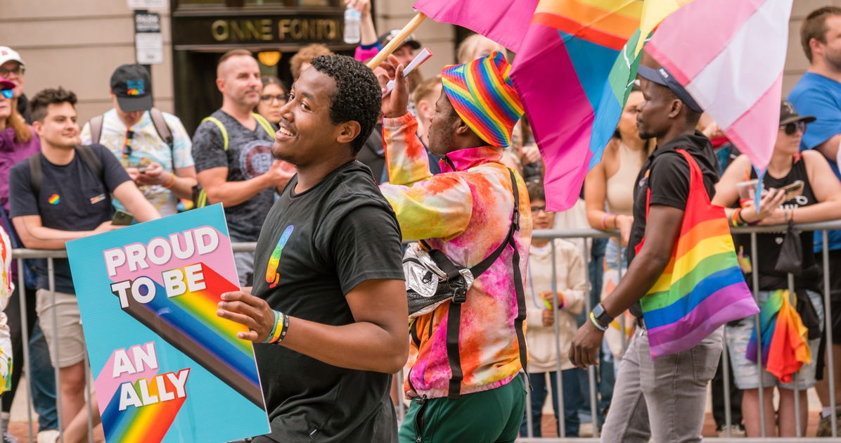 Simplemente preséntate: cómo unirte a la lucha por los derechos LGBTQ+ cuando no tienes un ser querido queer