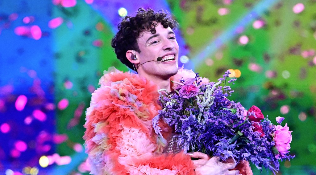 El cantante suizo Nemo representando a Suiza con la canción. "El código" celebra en el escenario después de ganar la final del 68º Festival de la Canción de Eurovisión (ESC) 2024 el 11 de mayo de 2024 en el Malmo Arena en Malmo, Suecia. (Foto de Tobias SCHWARZ / AFP)