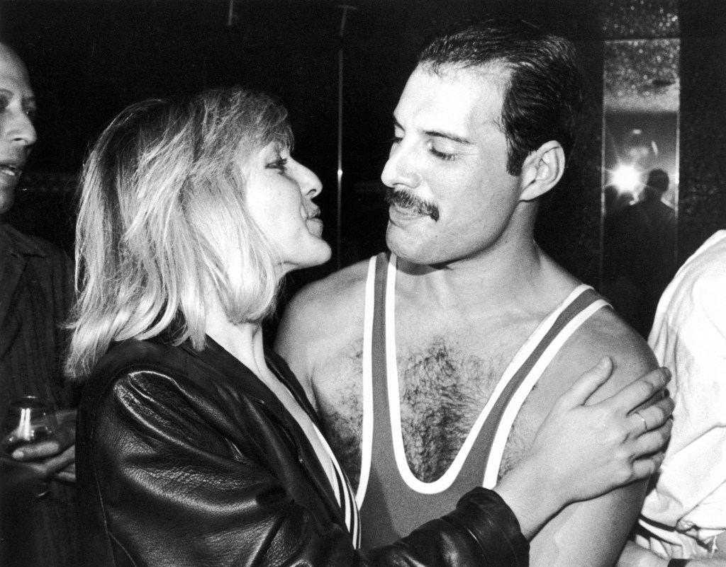 Imagen en blanco y negro de los amigos Mary Austin y Freddie Mercury.