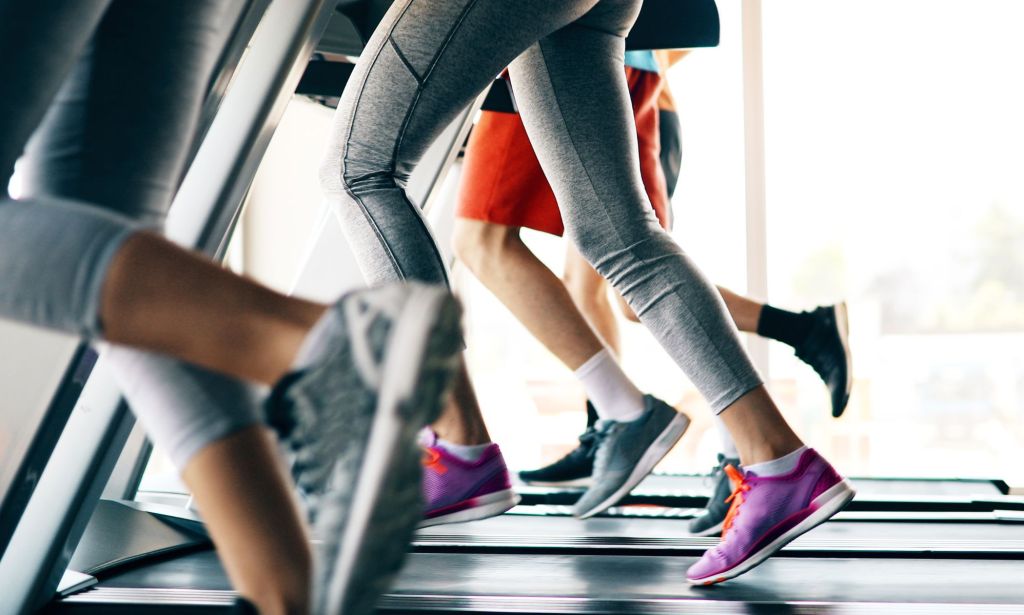 Gente corriendo en una cinta.