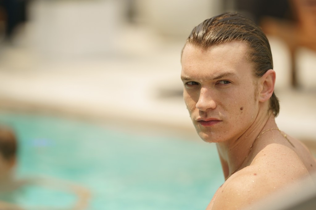 Connor Storrie como Ilya Rozanov