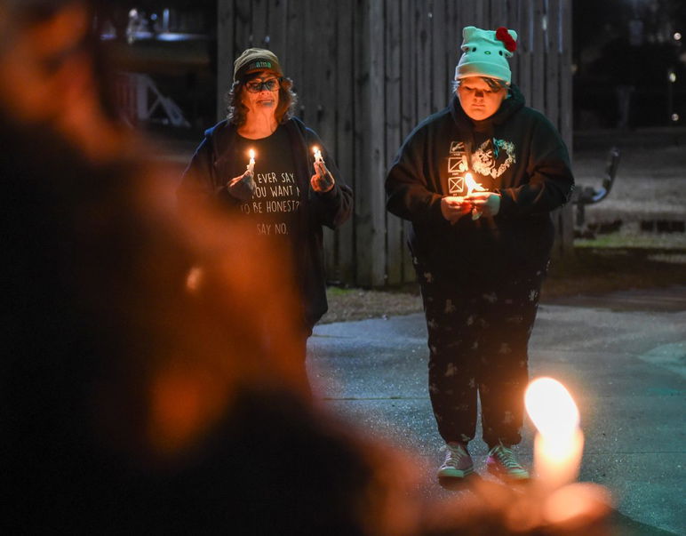 Se lleva a cabo una vigilia con velas para Renee Nicole Good el miércoles 14 de enero de 2026, junto al stand de la banda de City Park en Salisbury, Maryland.