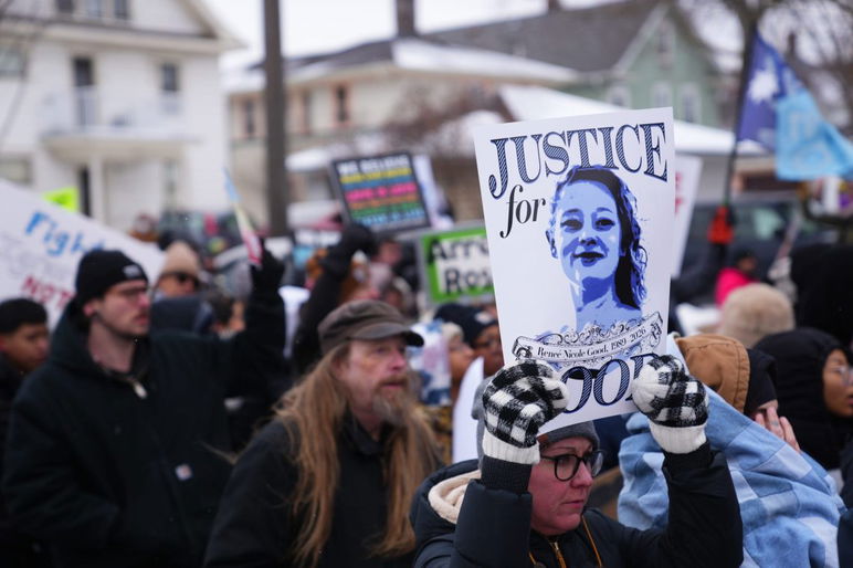 Los manifestantes se reúnen en Minneapolis el 10 de enero de 2026, después de la muerte a tiros de Renee Nicole Good por parte de un agente federal de inmigración.