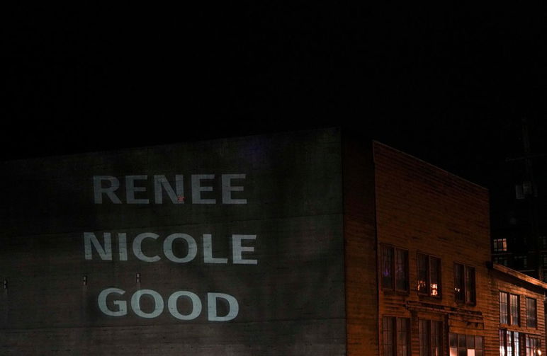 El nombre de Renee Good se proyecta en un edificio cerca del edificio del Servicio de Inmigración y Control de Aduanas de EE. UU. el sábado 10 de enero de 2026 en Portland.
