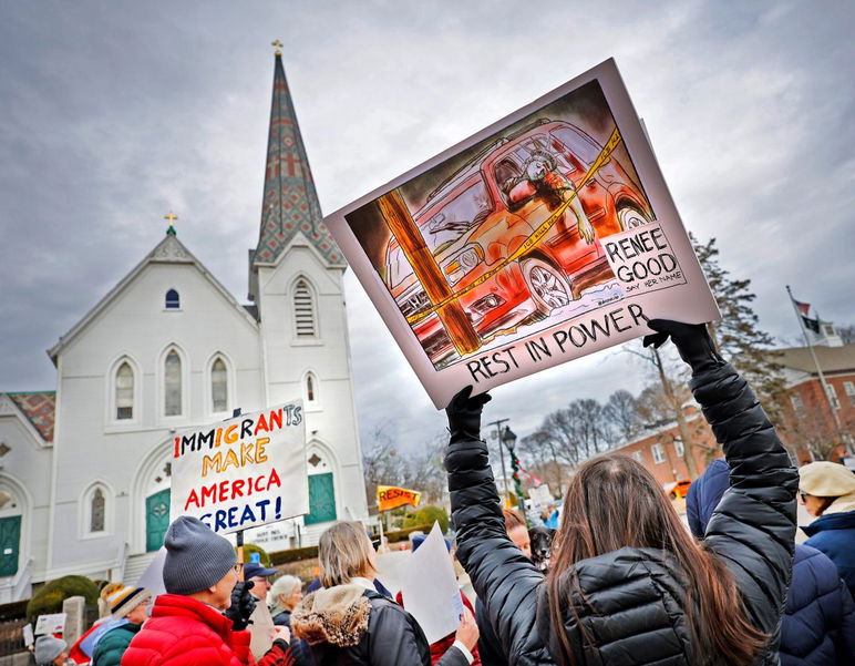 Un manifestante con un cartel de protesta por la muerte de la manifestante Renee Good en Minneapolis la semana pasada. Los manifestantes en Hingham Square se reúnen cada miércoles para ofrecer oposición a una serie de temas relacionados con la inmigración, Groenlandia, ICE y el presidente Trump. Llevan años reuniéndose para protestar. Miércoles 14 de enero de 2026.