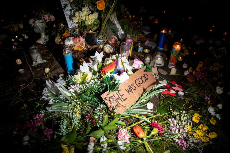 Se establece un monumento a Renee Good afuera del edificio del Servicio de Inmigración y Control de Aduanas de EE. UU. el sábado 10 de enero de 2026 en Portland.