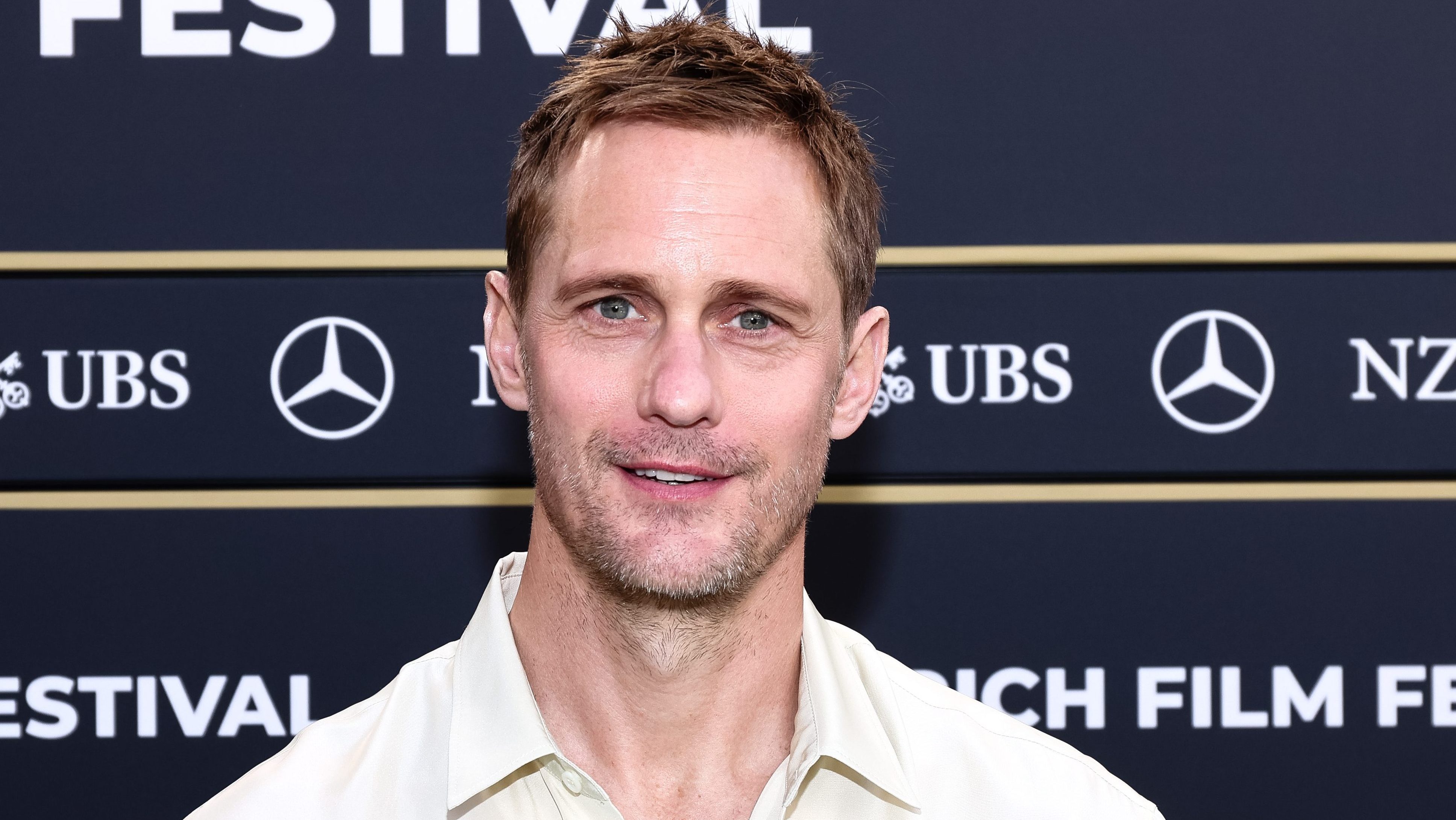Alexander Skarsgård de Pillion aclara comentarios sobre sexualidad tras confusión en gira de prensa