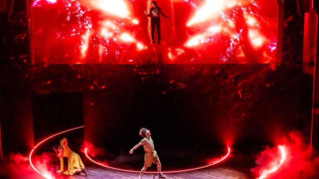 COSAS EXTRAÑAS: LA PRIMERA SOMBRA - BROADWAY. (LR) Gabrielle Nevaeh como Patty Newby y Louis McCartney como Henry Creel en Stranger Things: The First Shadow de Netflix en el Marquis Theatre de Broadway. foto cr. Matthew Murphy y Evan Zimmerman/Netflix