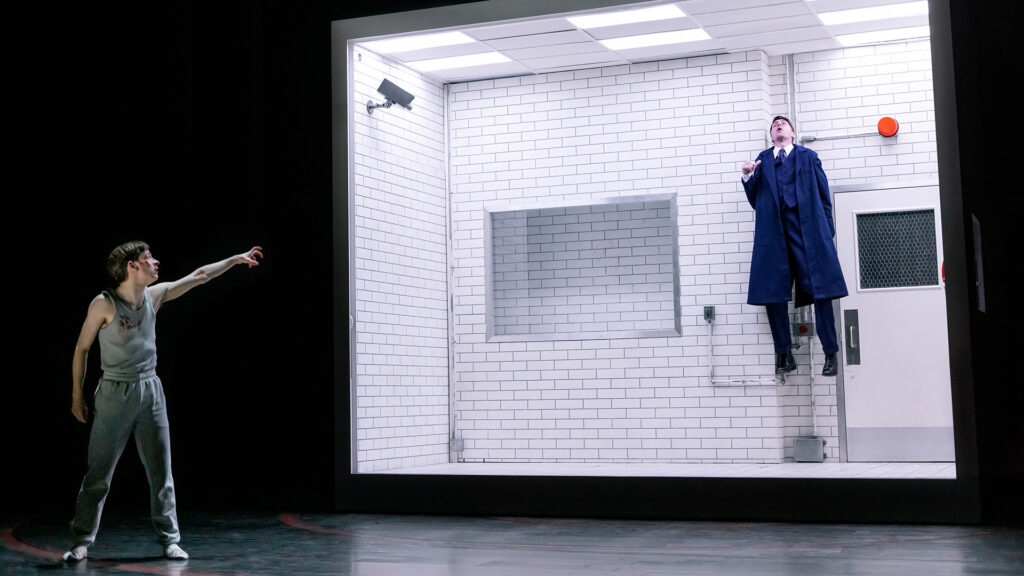COSAS EXTRAÑAS: LA PRIMERA SOMBRA - BROADWAY. (LR) Louis McCartney como Henry Creel y Alex Breaux como el Dr. Brenner en Stranger Things: The First Shadow de Netflix en el Marquis Theatre de Broadway. foto cr. Matthew Murphy y Evan Zimmerman/Netflix