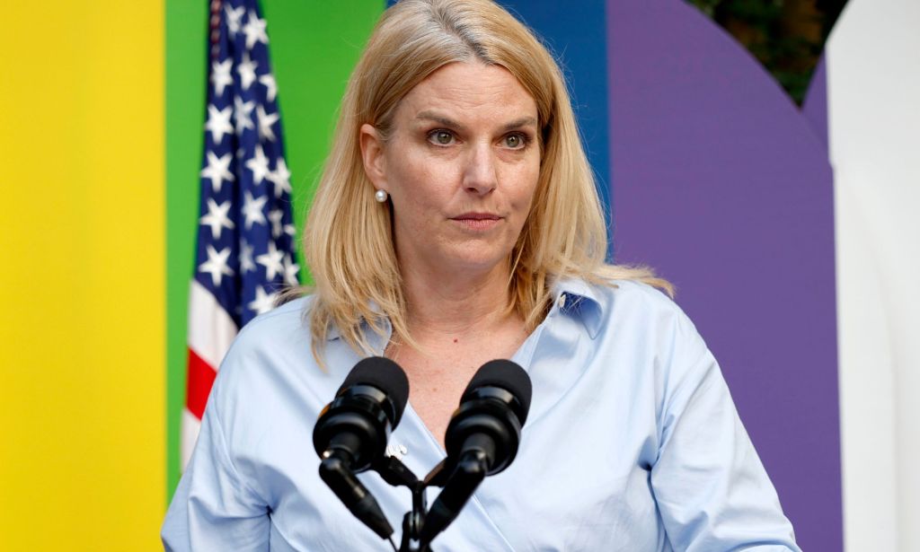 Sarah Kate Ellis hablando en un evento.