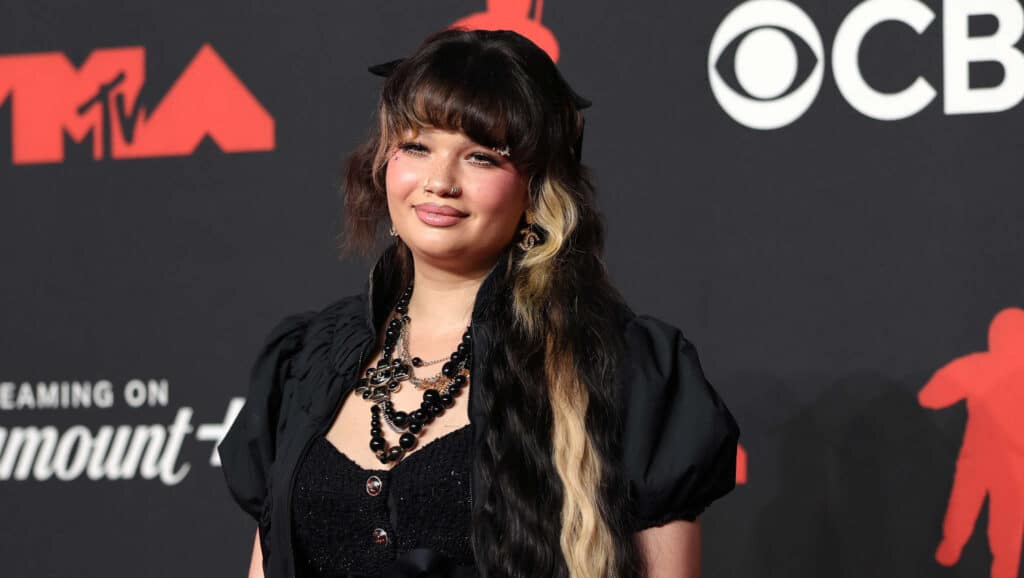 ELMONT, NUEVA YORK - 7 DE SEPTIEMBRE: Lola Young asiste a los MTV Video Music Awards 2025 en el UBS Arena el 7 de septiembre de 2025 en Elmont, Nueva York. (Foto de Dia Dipasupil/FilmMagic)