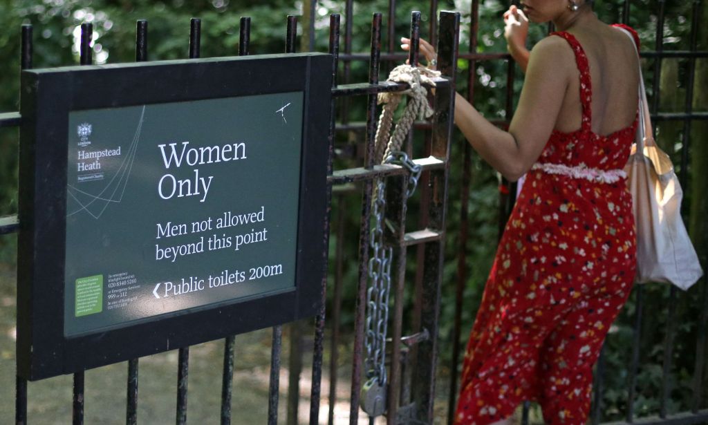 Una mujer cruza la puerta de un estanque exclusivo para mujeres.