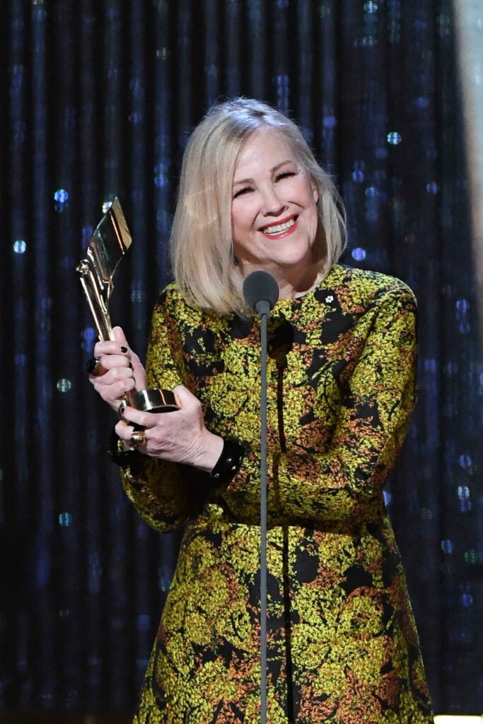 TORONTO, ONTARIO – 31 DE MARZO: La ganadora de la Mejor Actriz Principal por 'Schitt's Creek' Catherine O'Hara asiste a la Gala de Transmisión de los Canadian Screen Awards 2019 celebrada en el Sony Center for the Performing Arts el 31 de marzo de 2019 en Toronto, Canadá. (Foto de GP Images/Getty Images)
