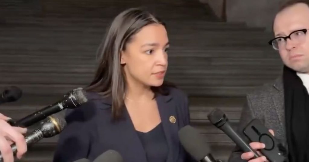 AOC dice que ICE se ha convertido en una organización “anticivil y paramilitar” después de que un agente asesinó a una mujer queer