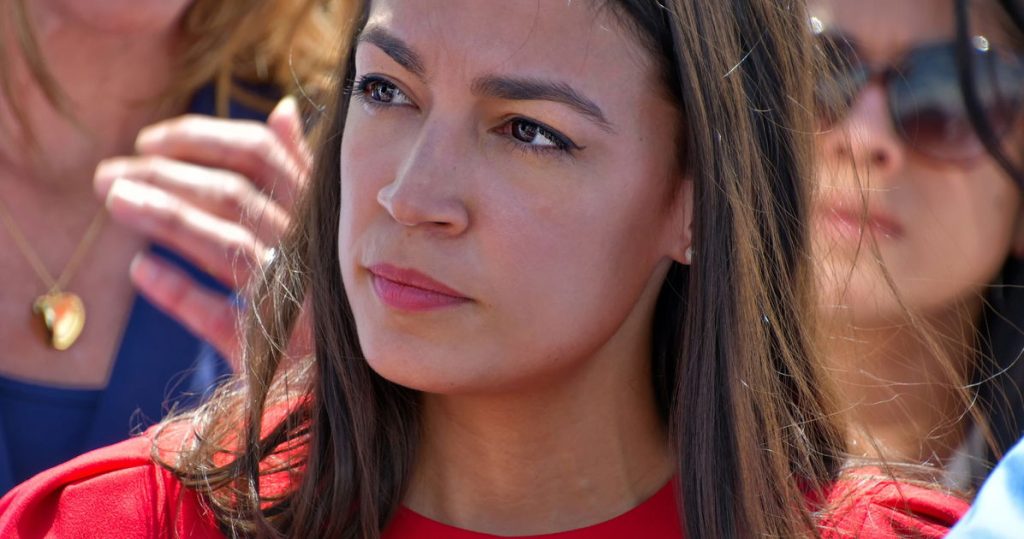 AOC dice que los crecientes costos de atención médica están financiando a ICE: “Te joden pagar a un grupo de matones”